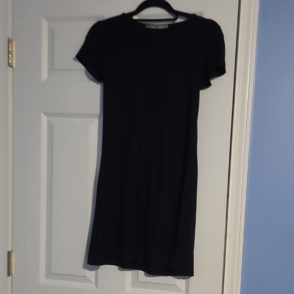Black Sheath Mini Dress with Crew Neck and Short Sleeves - Picture 1 of 2